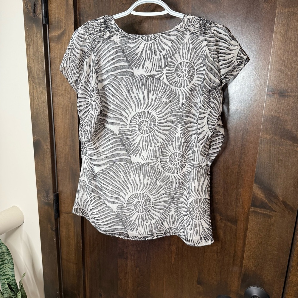 White House Black Market nautical Shell Print Blouse Size XS W/ metallic Shimmer - Picture 12 of 12
